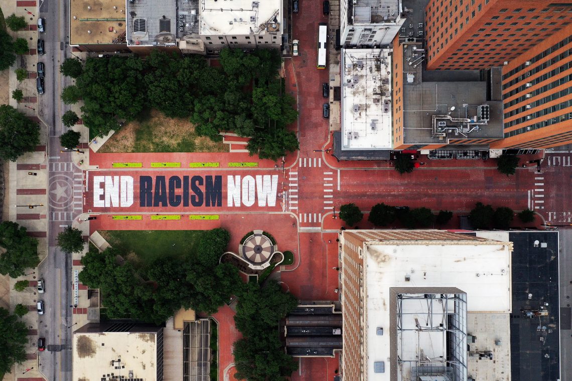 End Racism Now Schriftzug auf einer Straße in Fort Worth, Texas