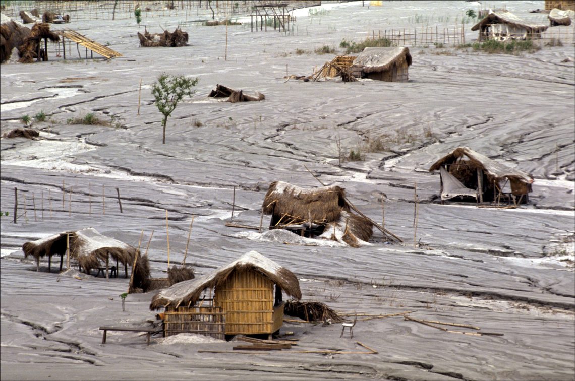 Unter Asche verschüttetes Dorf nach Ausbruch des Vulkans Pinatubo