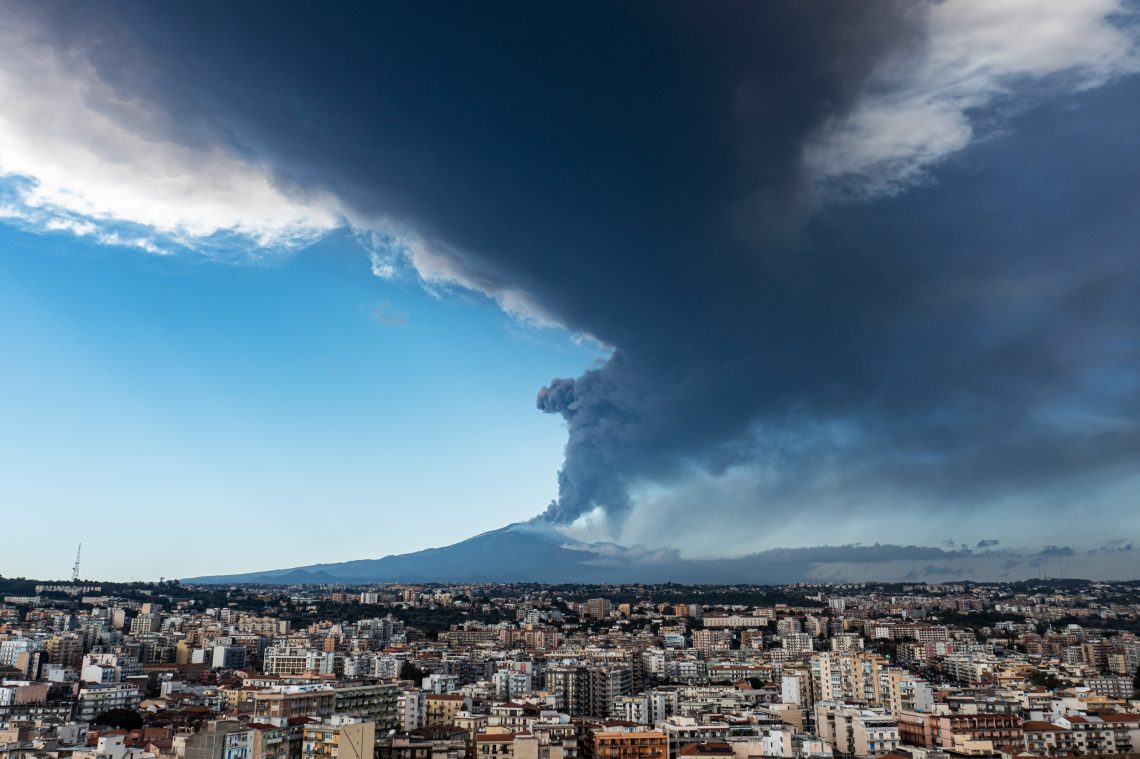Ausbruch des Etna im Februar 2022. Im Vordergrund Catania, Sizilien.