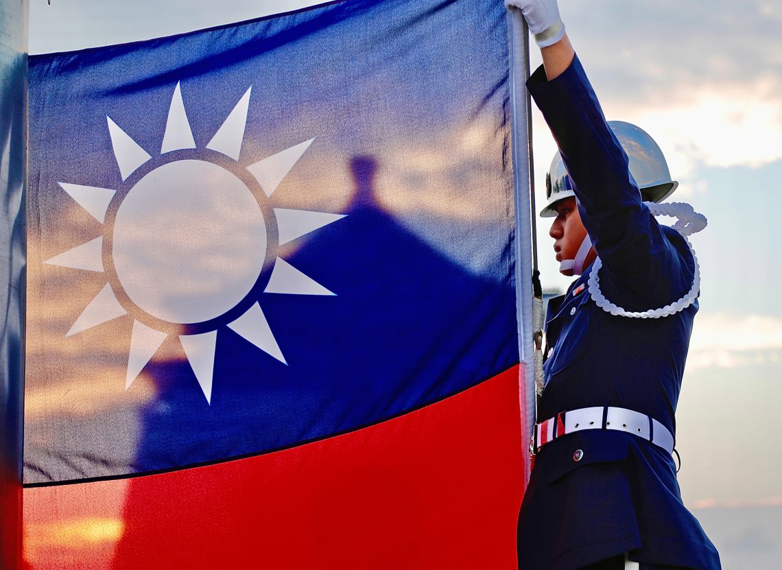 Taiwans Ehrengarde beim Hissen der Nationalflagge