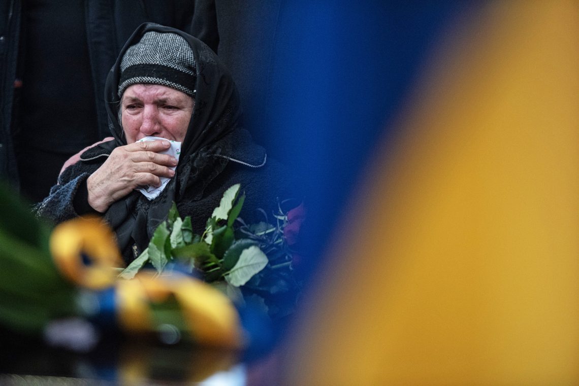 Die Mutter eines ukrainischen Offiziers weint während der Beerdigungszeremonie ihres Sohnes in Lwiw, März 2022