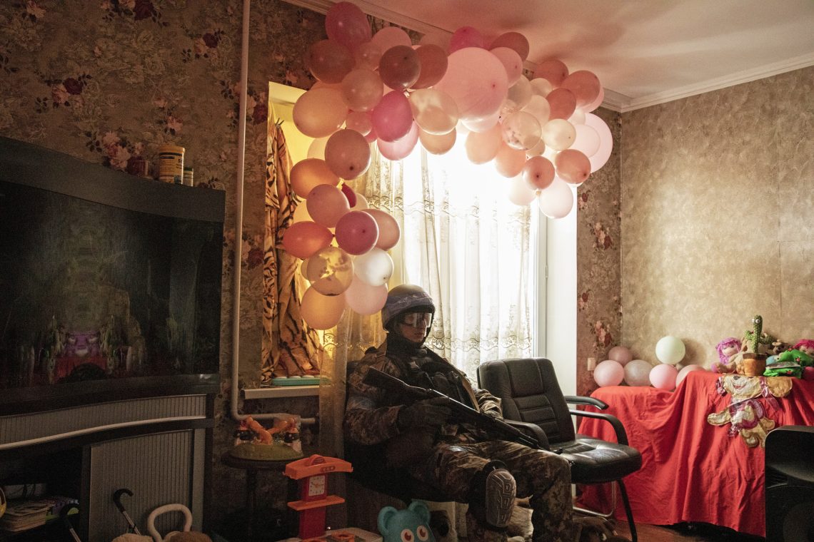 Bereitschaft zur Gewalt im Krieg: Ein freiwilliger Soldat der ukrainischen Armee in einem für einen Kindergeburtstag geschmückten Raum.