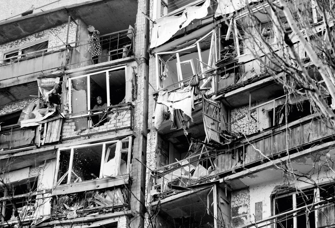 Durch den Krieg zerstörtes Haus in der Ukraine