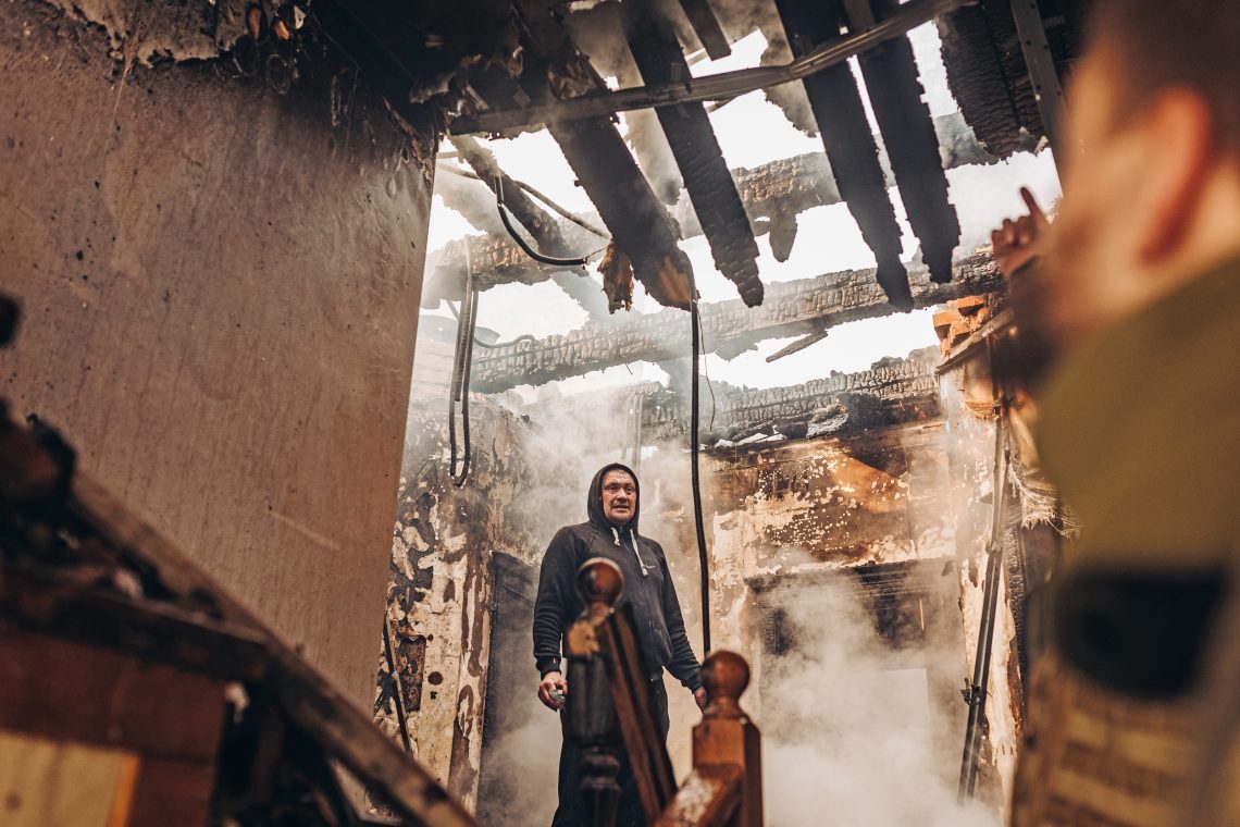 Krieg in der Ukraine: Freiwillige Helfer und Nachbarn versuchen, ein Feuer in einem von der russischen Armee bombardierten Haus zu löschen.