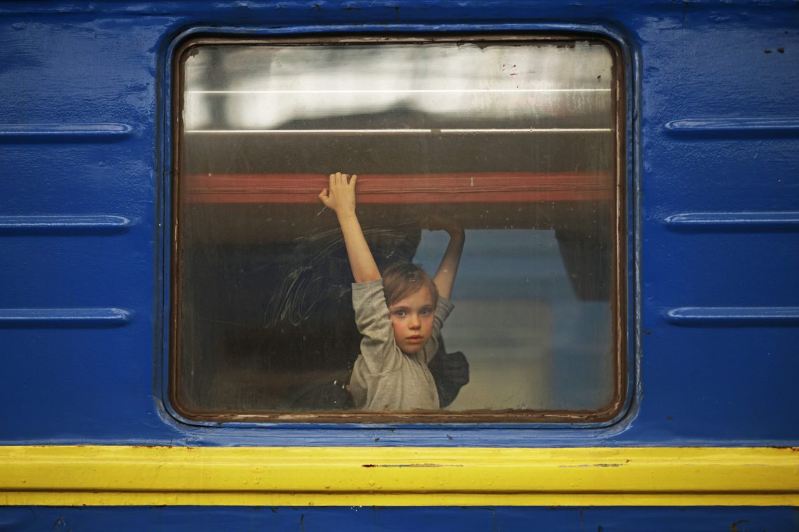 Flucht vor dem Krieg: Ein Junge in einem Zug in der Ukraine. 