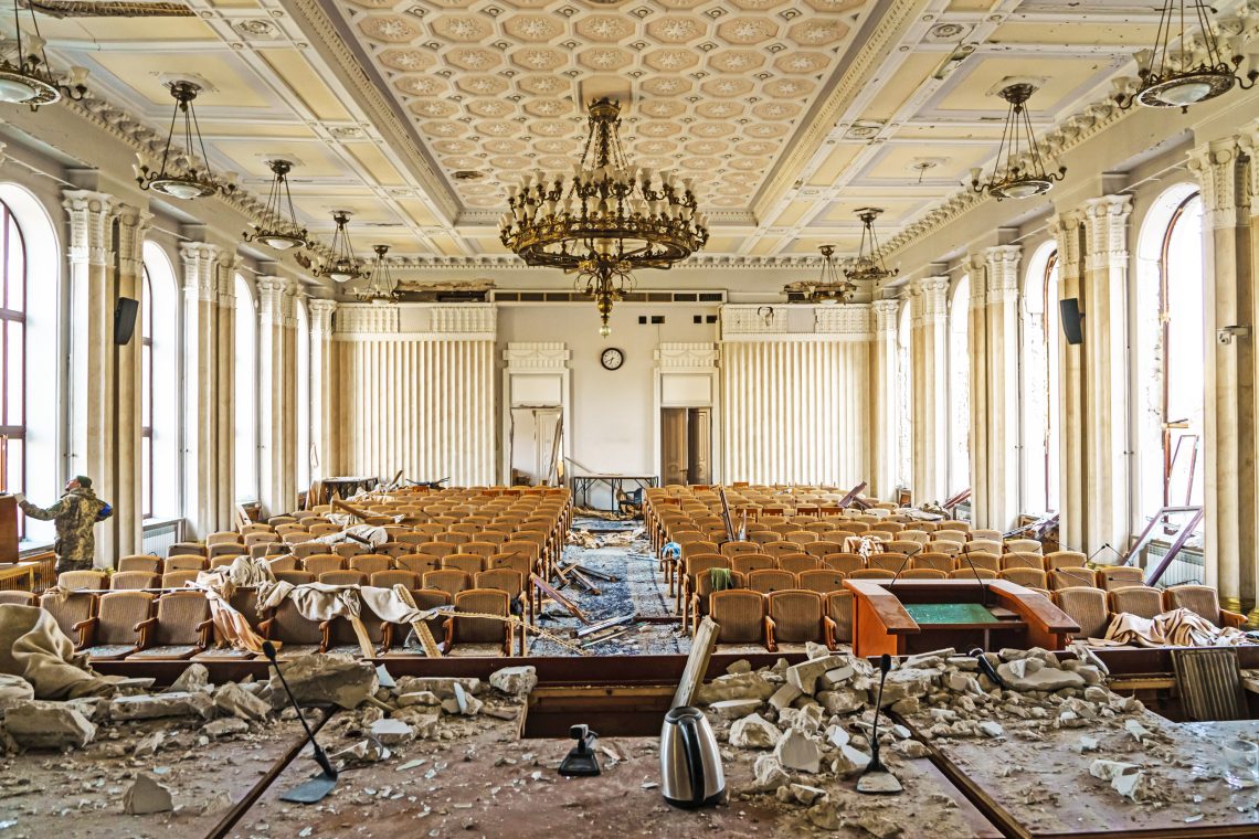 Das Ende des Friedens: Zerstörter Festsaal im Gebäude der Regionalverwaltung von Charkiw, März 2022.