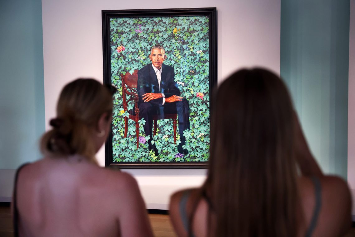Zwei Frauen schauen auf Kehinde Wileys Porträt von Barack Obama