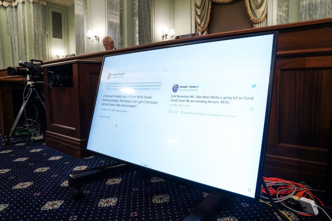 Tweets von Präsident Donald Trump werden während einer Anhörung des Senatsausschusses für Handel, Wissenschaft und Verkehr mit großen Technologieunternehmen am 28. Oktober 2020 auf dem Capitol Hill in Washington, DC, gezeigt