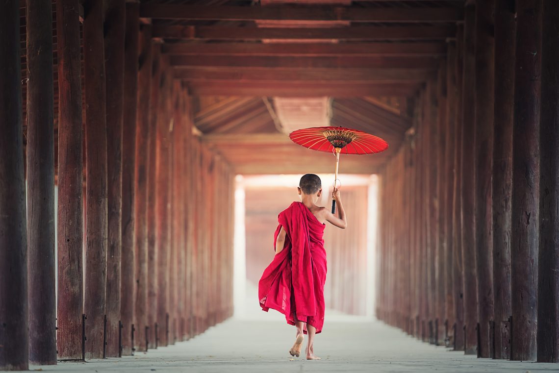 Junger buddhistischer Mensch in einem Tempel