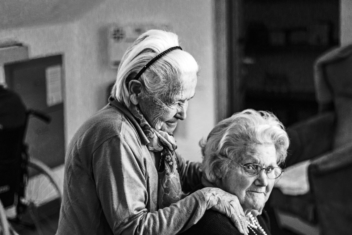 Zwei lächelnde ältere Frauen