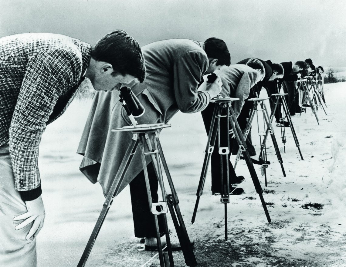Freiwillige Astronomen im Jahr 1957 bei der Satellitenbeobachtung in Millbrook, New York. Nachdem die Russen offensichtlich die Weltraum­technik beherrschten, musste man mit buchstäblich allem rechnen.