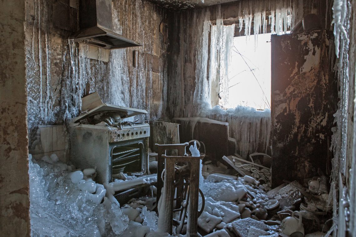 Auswirkung von Krieg: Zerstörte Wohnung mit geborstenen Wasserleitungen und Eiszapfen in Charkiw, Ukraine, März 2022
