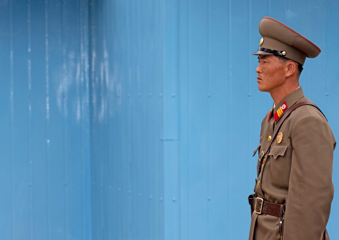 Nordkoreanischer Soldat in der demilitarisierten Zone