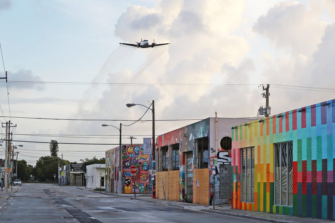 Flugzeug sprüht Pestizide über Miami