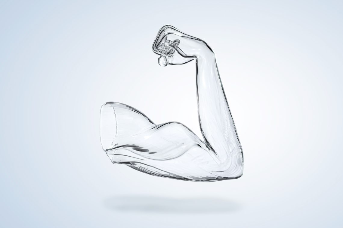Gläserner muskulöser Arm als Ausdruck der Selbstoptimierung