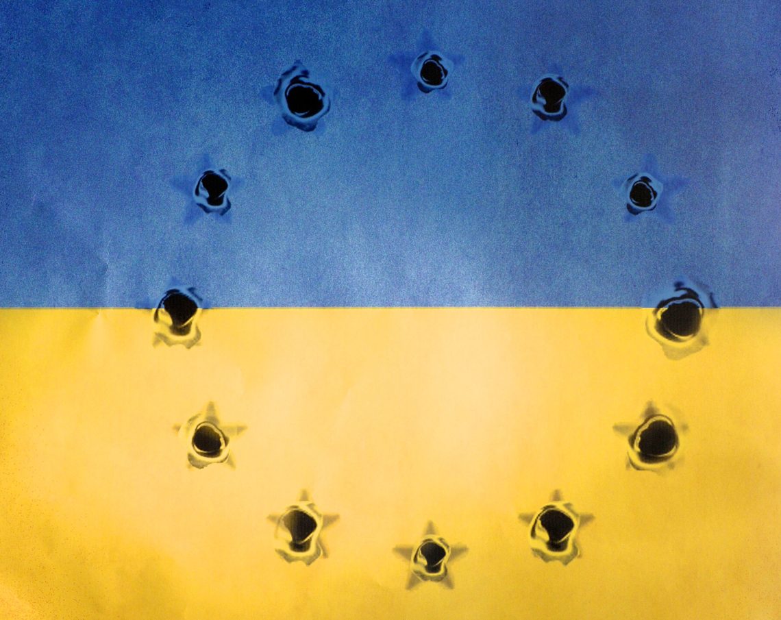 Ukraine Flagge mit Einschusslöchern in Kreisform, die an die Sterne der EU erinnern.