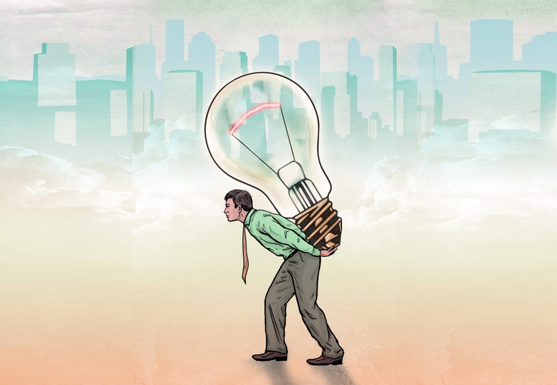 Energieautarkie: Illustration eines Mannes, der vor einer Stadtsilhouette eine übergroße Glühbirne auf dem Rücken trägt