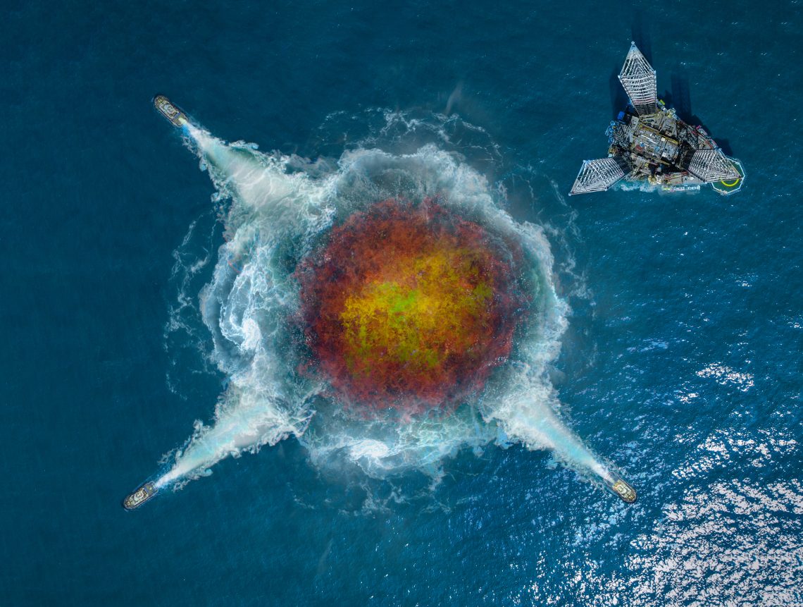 Blauer Wasserstoff: Foto eines brennenden unterseeischen Erdgasfeldes.