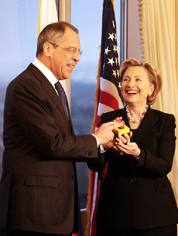 Sergej Lawrow und Hilary Clinton halten 2009 gemeinsam einen "Reset"-Button für die russisch-amerikanischen Beziehungen – der irrtümlicherweise mit dem russischen Wort für "Überlastung" statt "Neustart" beschriftet ist