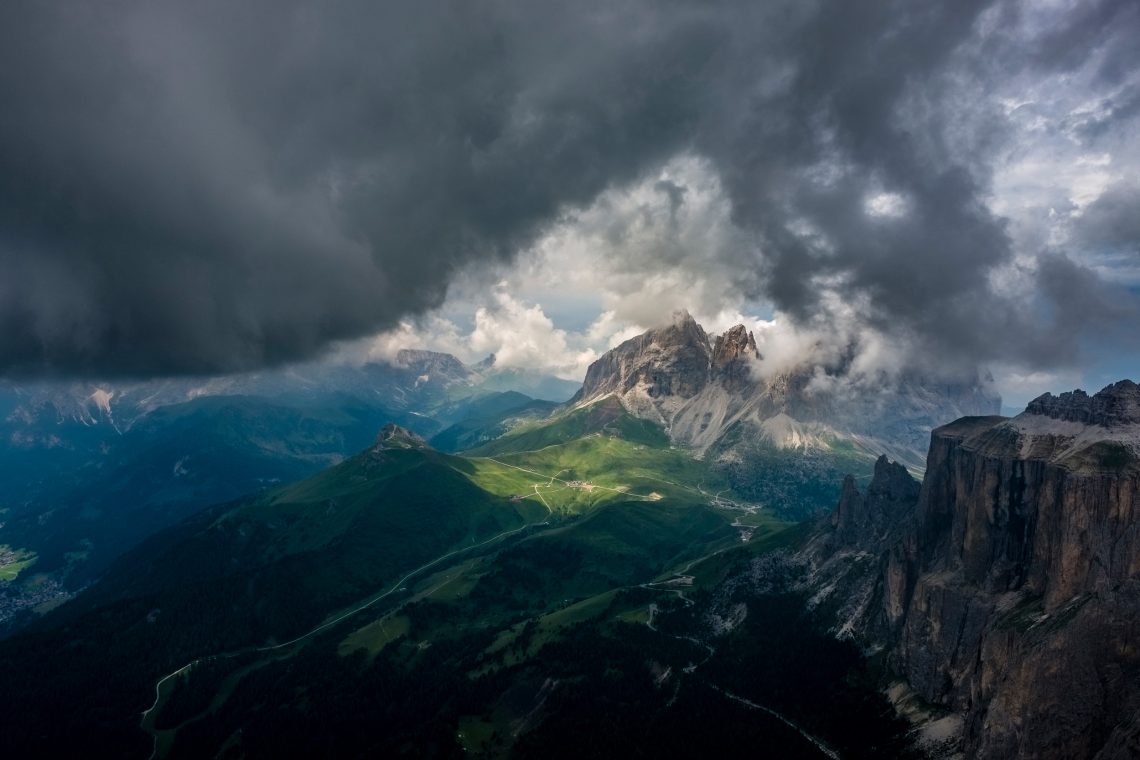 Dürren werden häufiger: Ein Sturm baut sich über Berggipfeln in den Alpen auf.