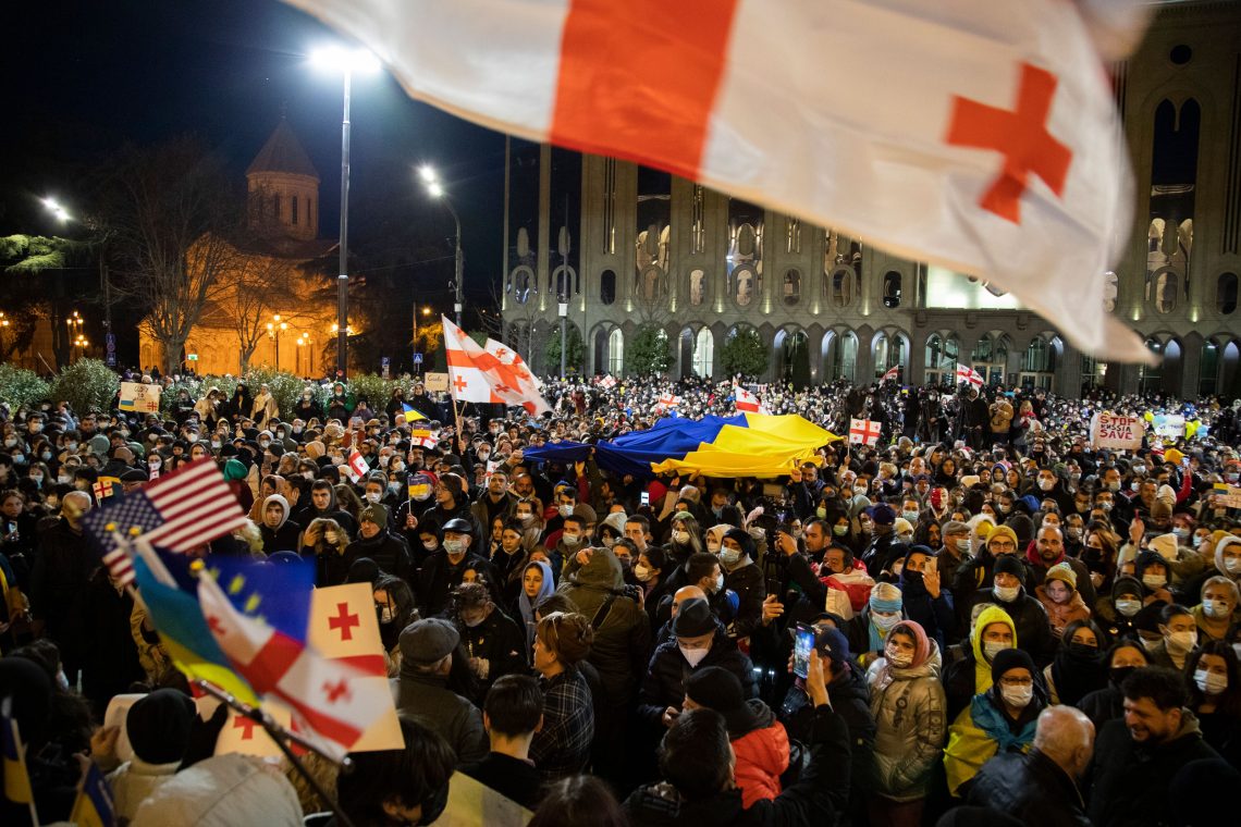 Proteste in Georgien gegen Putins Angriff auf die Ukraine im Februar 2022