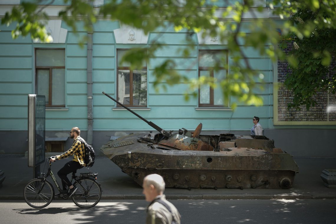 Passanten in Kiew gehen an einem zerstörten russischen Panzer vorbei, Mai 2022