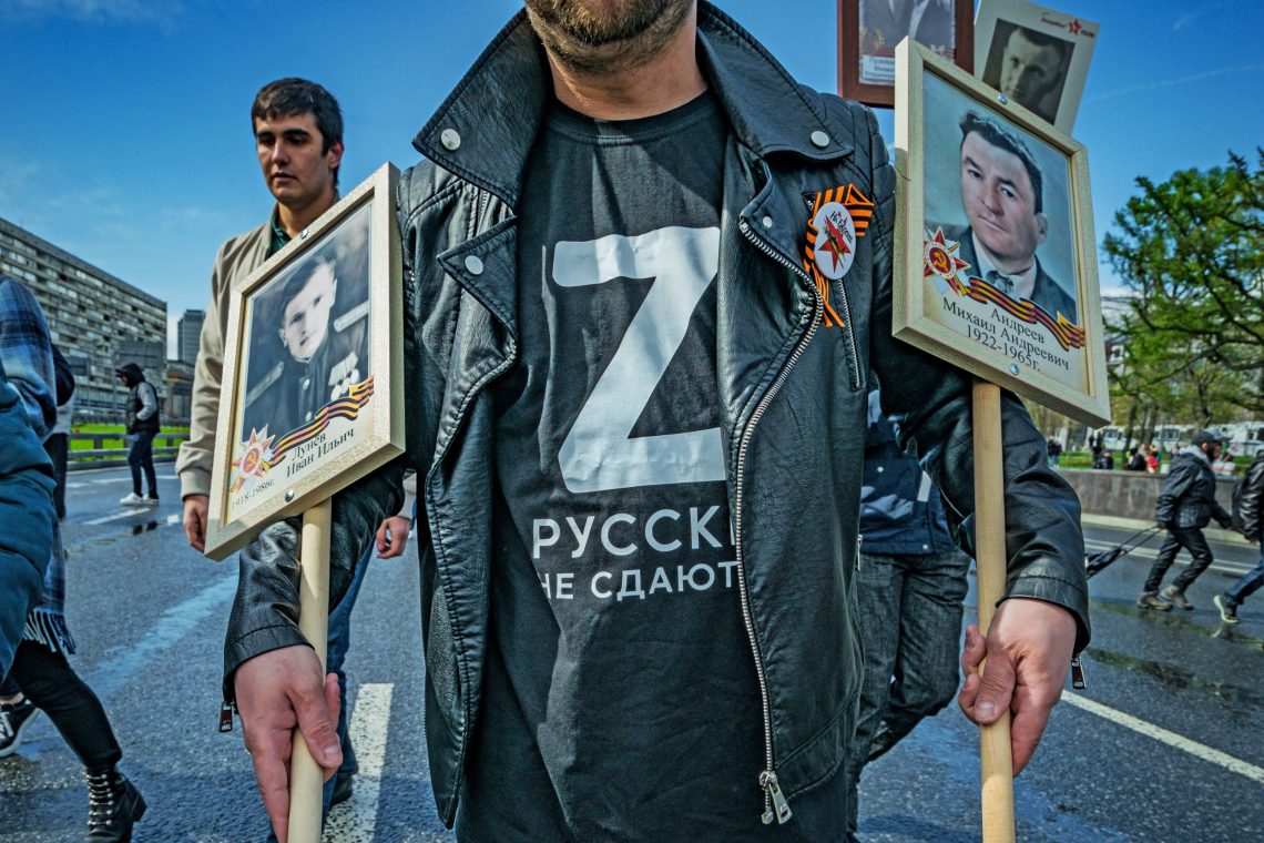 Russischer Mann in T-Shirt mit Z-Aufdruck bei einem Marsch des Unsterblichen Regiments
