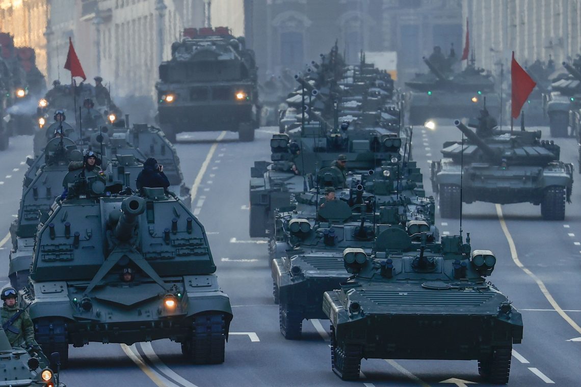Russische Militärfahrzeuge während der Generalprobe für die Militärparade zum Tag des Sieges in Moskau, Mai 2022
