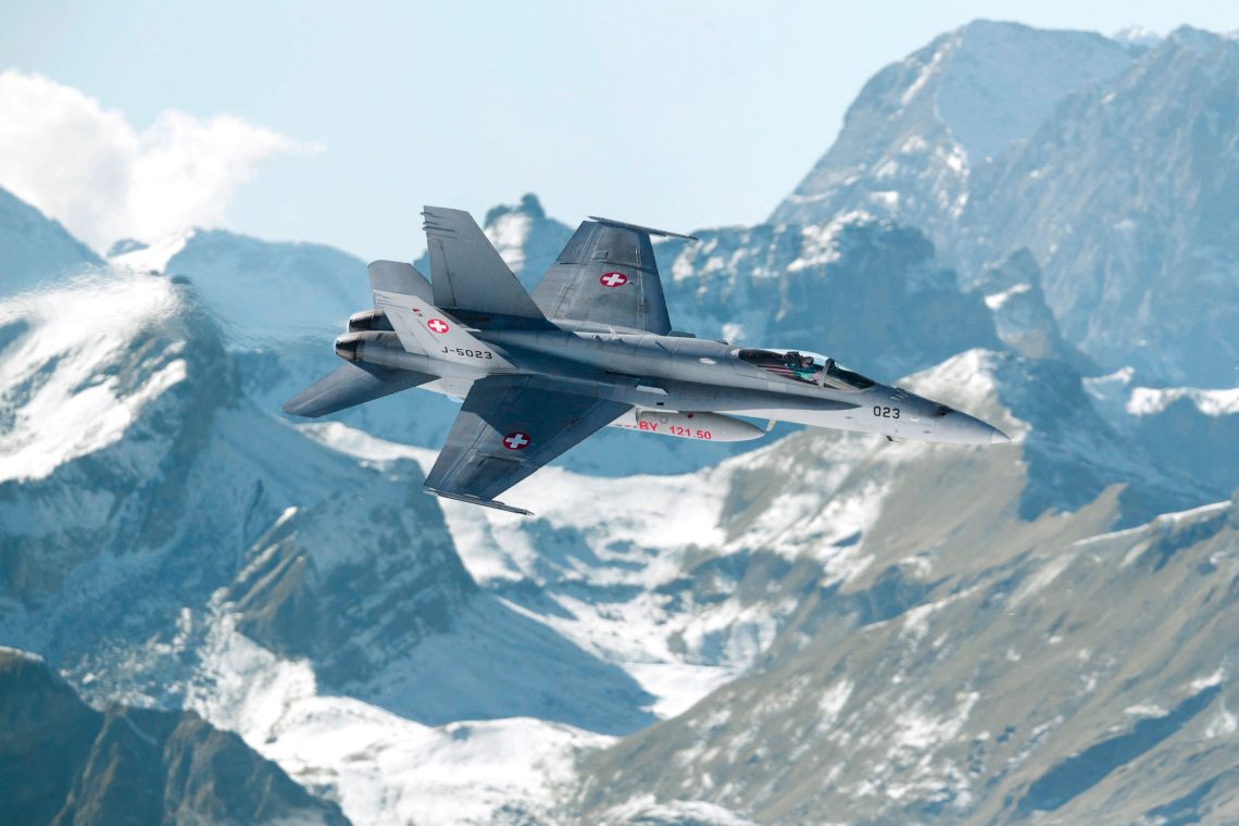 Ein Jet der Schweizer Luftwaffe bei einer Übung in den Alpen