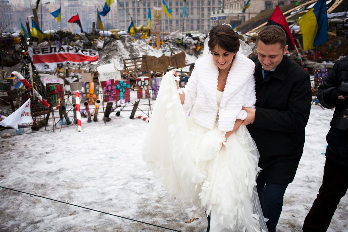 Foto eines Hochzeitspaars beim Euromaidan im Februar 2014 in Kiew, Ukraine.