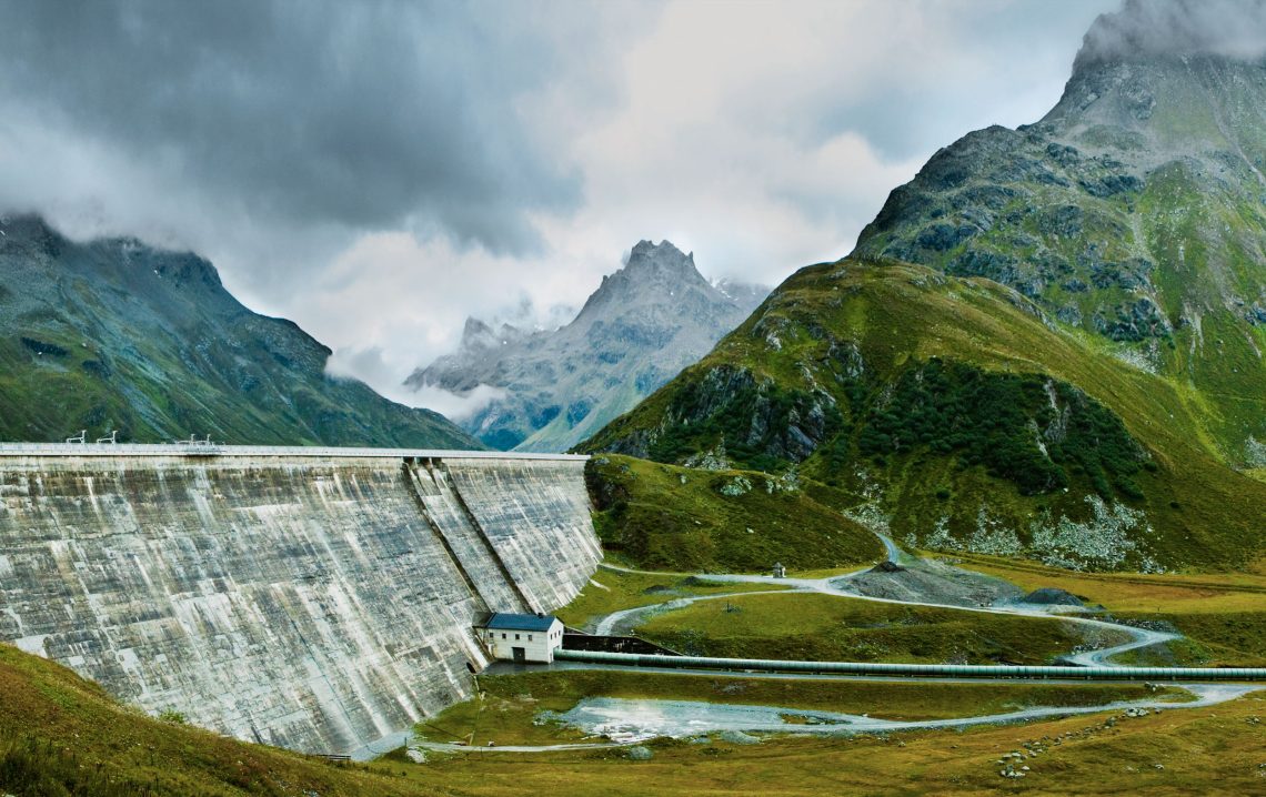 Staudamm in den Tiroler Alpen