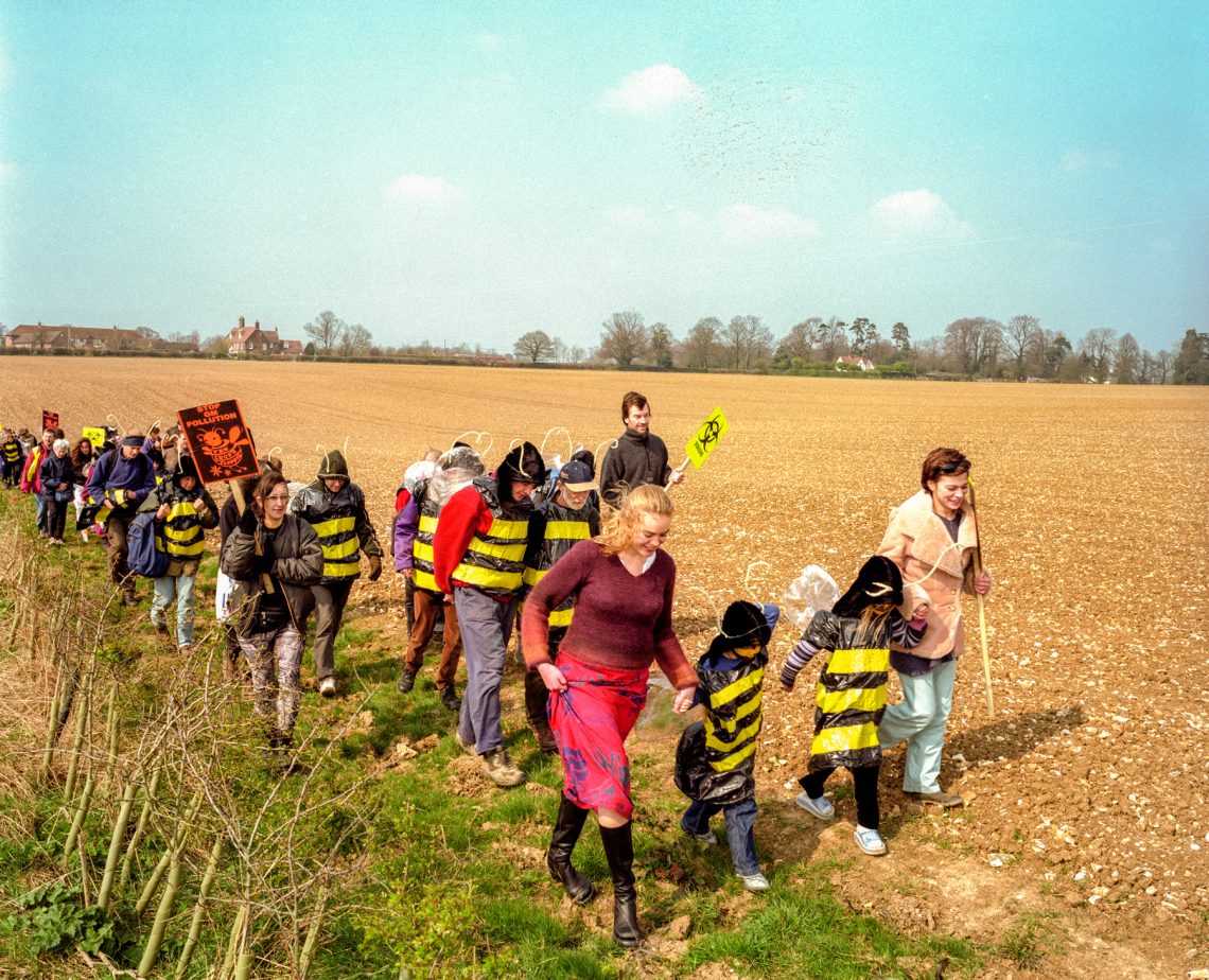 Foto einer Demonstration gegen gentechnisch veränderte Organismen auf einem Feld in England.