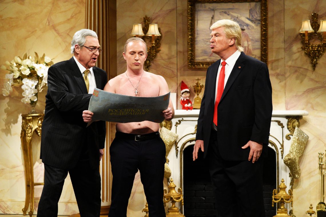 John Goodman als Rex Tillerson, Beck Bennett als russischer Präsident Wladimir Putin und Alec Baldwin als Donald Trump bei einem SNL-Sketch 2016