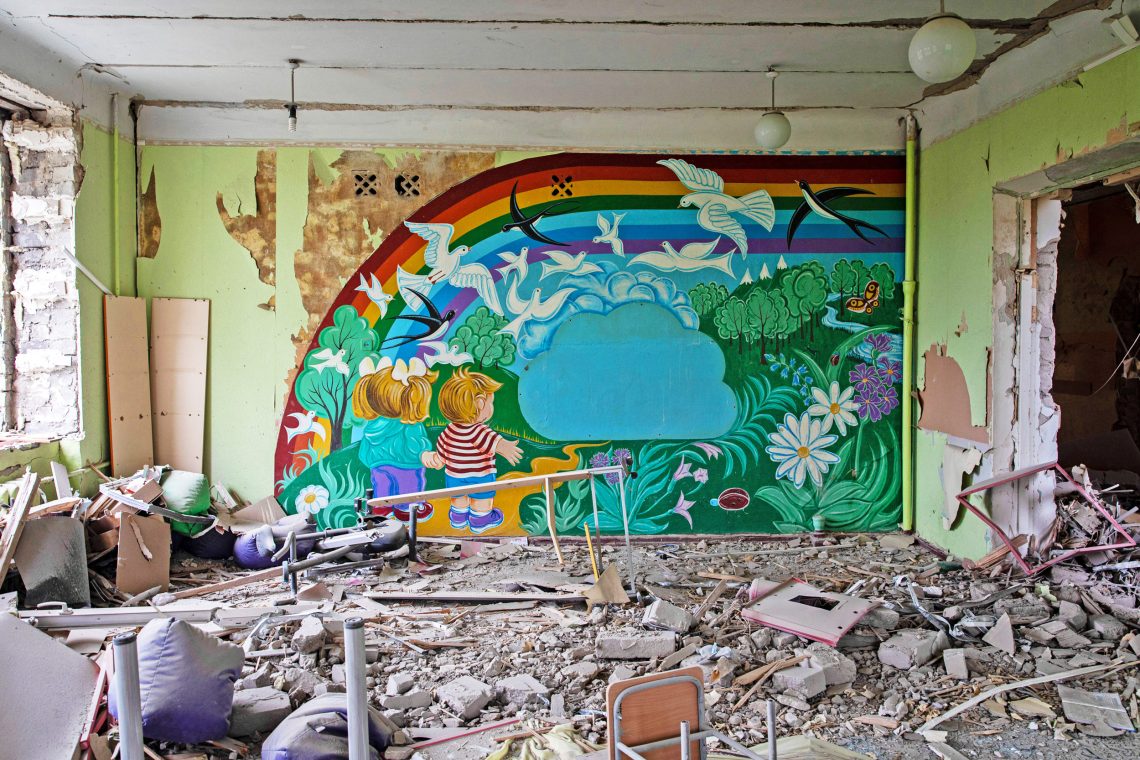 Ein zerstörtes Klassenzimmer in der Ukraine
