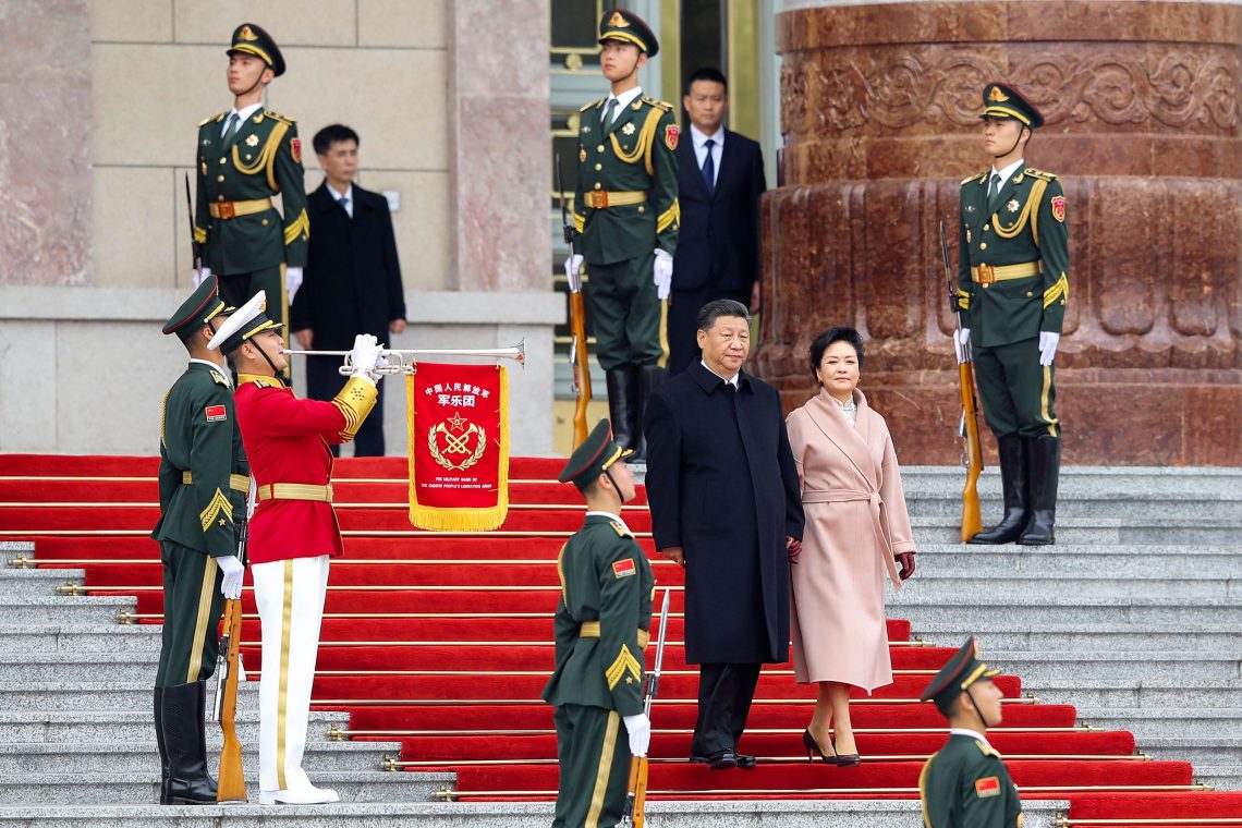 Xi Jinping und seine Ehefrau Peng Liyuan auf einem roten Teppich