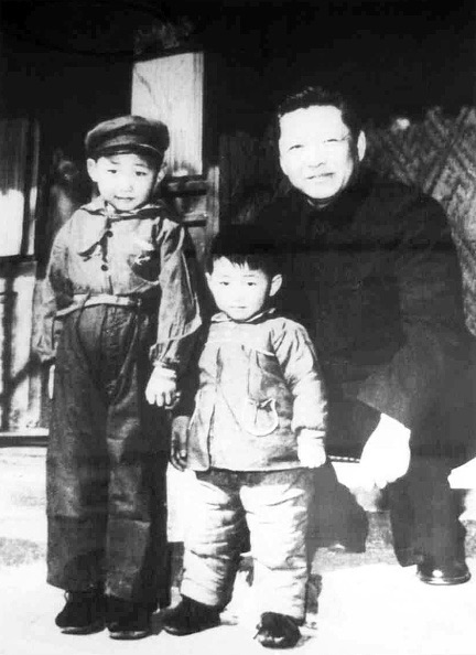 Xi Jinping mit seinem Bruder und Vater auf einem Foto von 1958