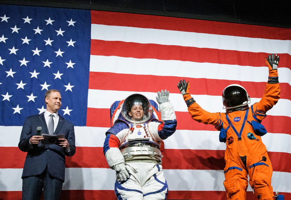 NASA-Administrator Jim Bridenstine, Kristine Davis, eine Raumanzug-Ingenieurin im Johnson Space Center der NASA, und Dustin Gohmert, Projektleiter für die Überlebenssysteme der Orion-Besatzung im Johnson Space Center der NASA, im Oktober 2019 im NASA-Hauptquartier in Washington