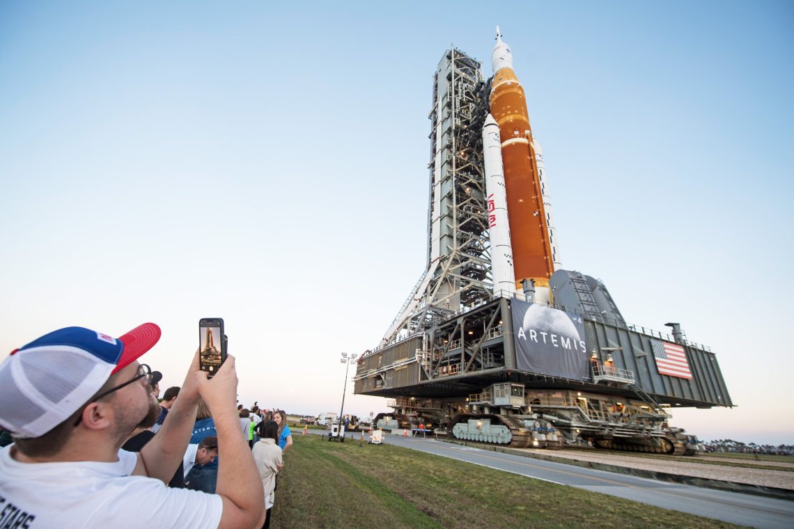 Die Space Launch System-Rakete mit dem Orion-Raumschiff an Bord auf einer mobilen Trägerrakete auf dem Weg zu einem Startkomplex im Kennedy Space Center, Florida, März 2022
