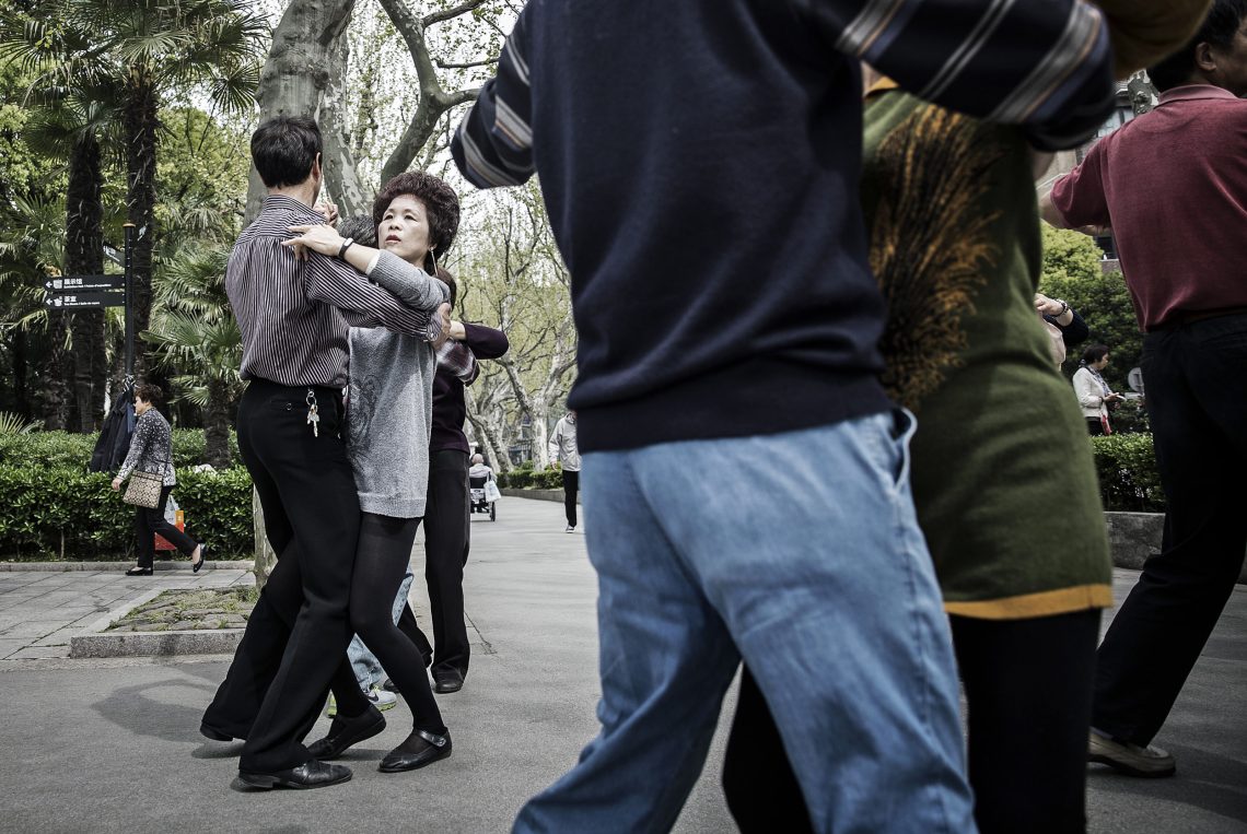 Tanzende Paare im Fuxing Park in Shanghai, China