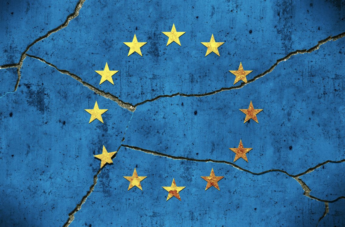 EU-Flagge auf einer Mauer mit Rissen