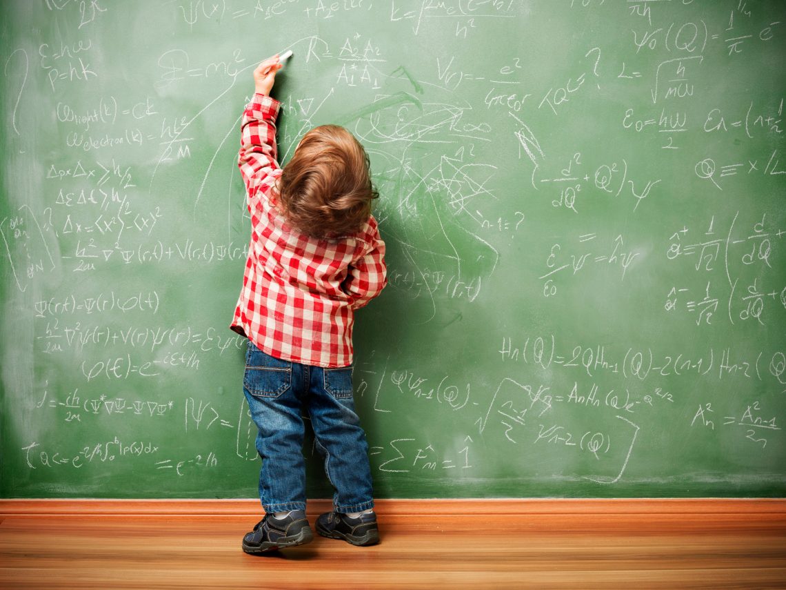 Linkshänder: Foto eines Kleinkindes, das mit der linken Hand auf einer Tafel zeichnet.