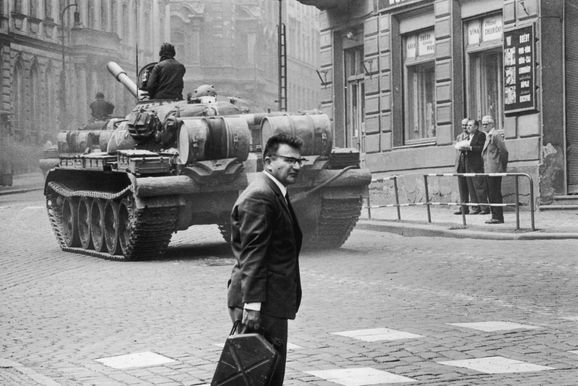 1968: Ein Passant beobachtet, wie sowjetische Panzer die Straße in Prag entlangrollen