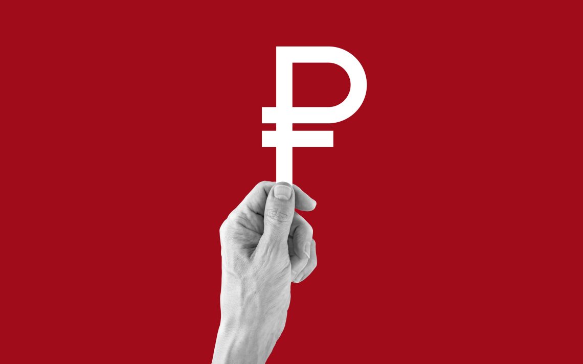 Illustration einer Hand die ein Rubel-Symbol vor rotem Hintergrund hochhält