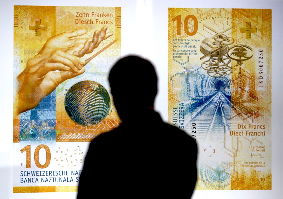 Mensch steht vor Display der neuen 10-Schweizer-Franken-Banknote, Oktober 2017
