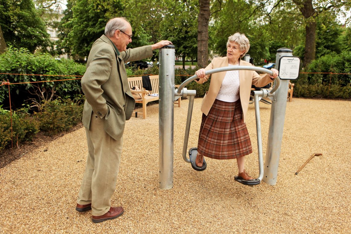 Zwei Rentner auf dem Senioren-Spielplatz im Londoner Hyde Park