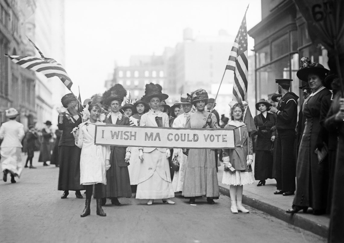 Eine Gruppe amerikanischer Frauenrechtlerinnen trägt ein Transparent mit der Aufschrift "I Wish Ma Could Vote", circa 1913