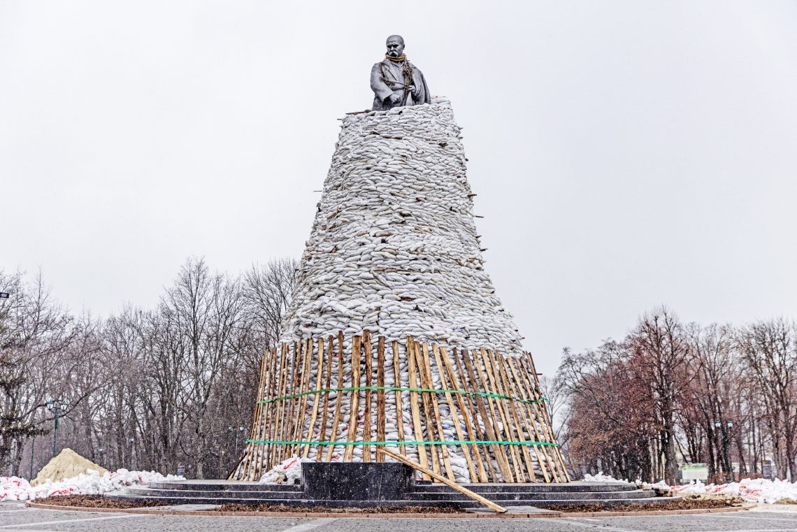 Statue von Taras Schewtschenko in Charkiw, in Sandsäcke gehüllt