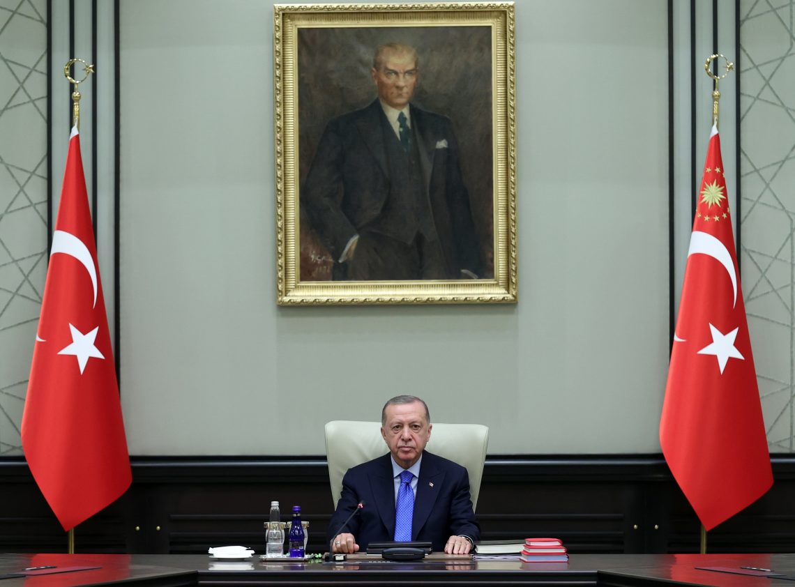 Die Türkei ändert mit dem Ukraine-Krieg ihre Politik: Foto des türkischen Präsidenten Recep Tayyip Erdoğan bei einer Sitzung des Minister-Kabinetts.