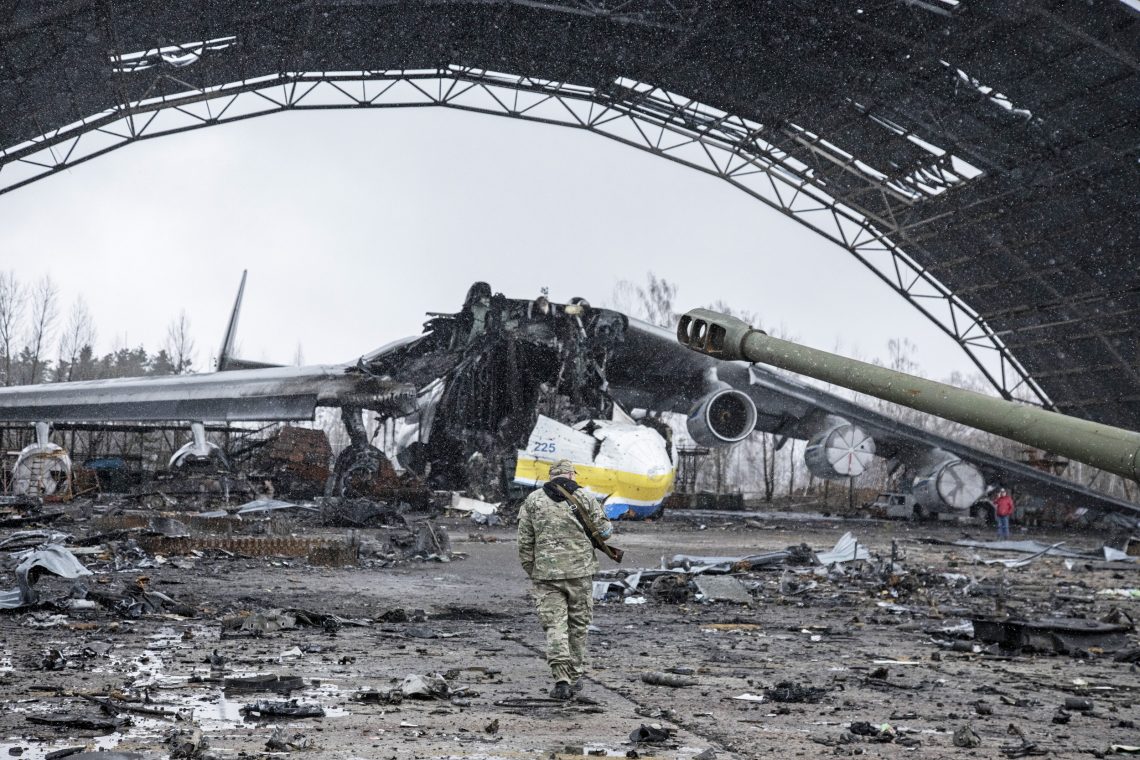 Zerstörtes Flugzeug am Flughafen Hostomel