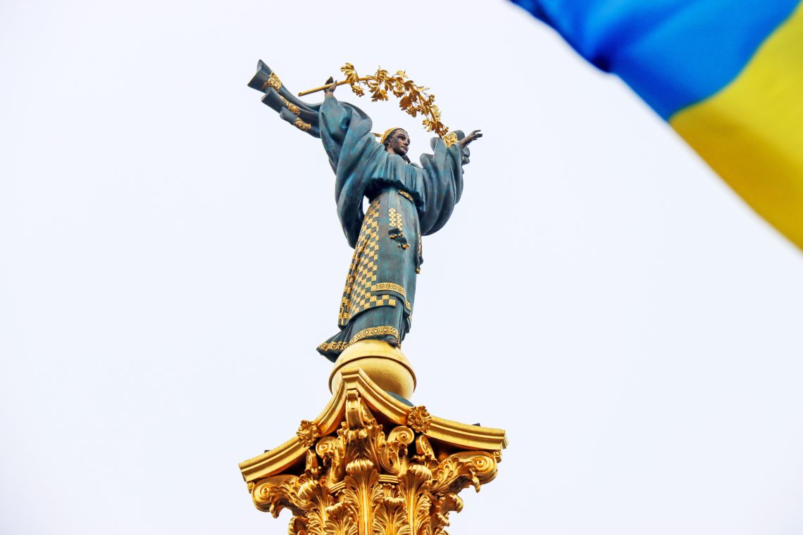 Ukrainische Flagge weht vor dem Unabhängigkeits-Denkmal der Ukraine in Kiew